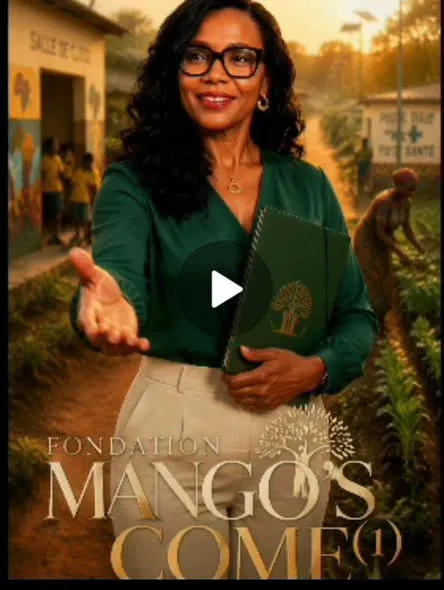 Image du film de la Fondation Mango's Come : sa présidente devant un bâtiment, un livre à la main.