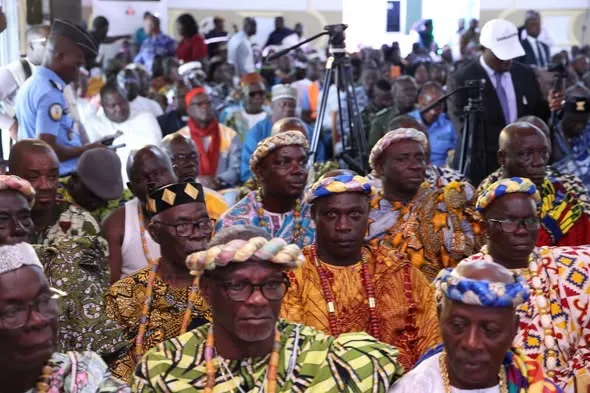 Assemblée de chefs traditionnels en boubous colorés et coiffes.