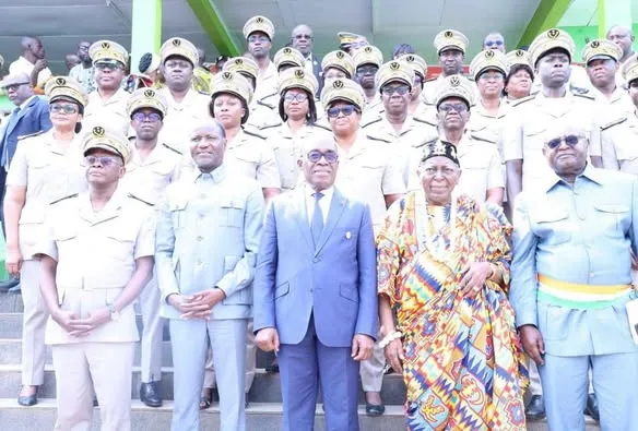 Photo de famille d'une délégation en tenue blanche et casquettes assorties.