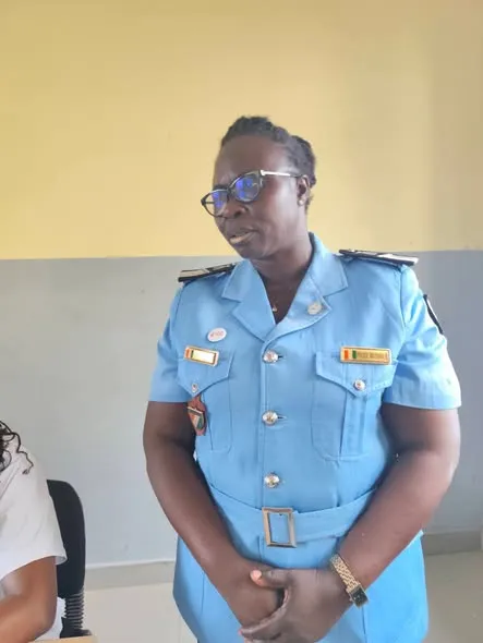Une policière en tenue lors de l'opération de salubrité.